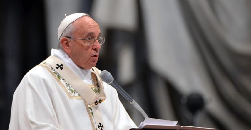 Papa bijesan zbog raskošnog pogreba mafijaša u crkvi: Vukla ga kočija, iz helikoptera bacali ruže