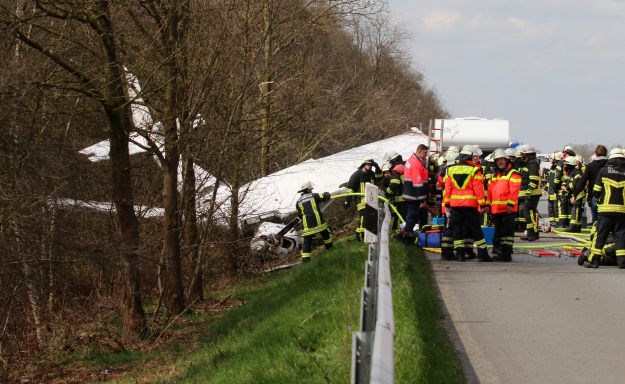 Mali avion srušio se na autocestu u Njemačkoj, jedna osoba poginula