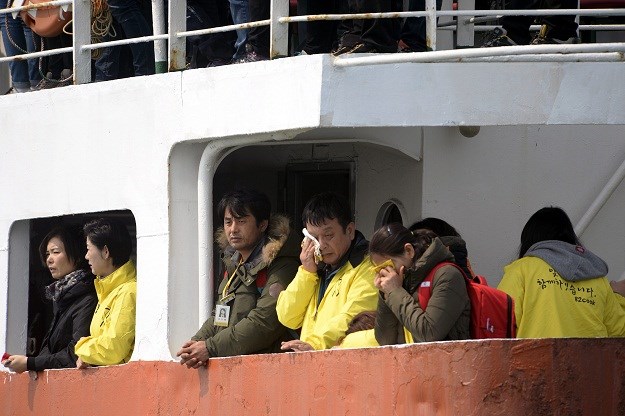 Ožalošćena rodbina i neutješni roditelji poginulih učenika posjetili mjesto potonuća trajekta Sewol