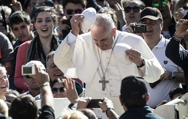 Papa Franjo: Zašto prihvaćamo da žene zarađuju manje od muškaraca? To je čisti skandal