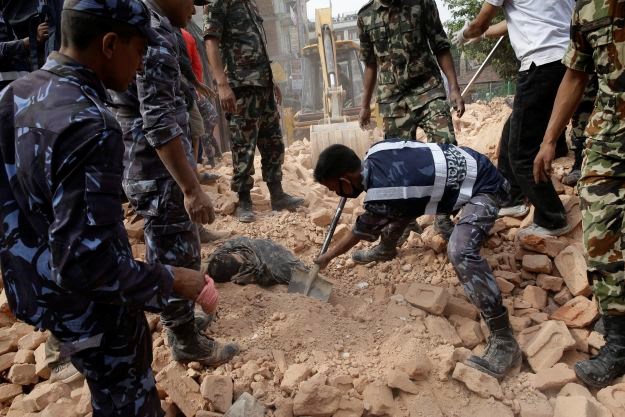 UZNEMIRUJUĆE FOTOGRAFIJE Katastrofalni potres u Nepalu, poginulo više od 1400 ljudi