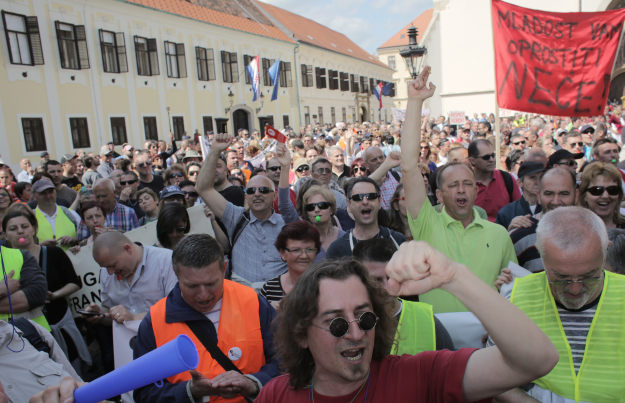 Policija čuvala Milanovićev stan za vrijeme prosvjeda Udruge Franak