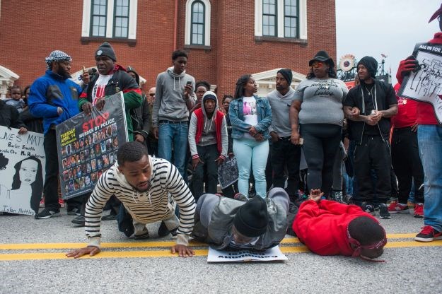 Tisuće na ulicama Baltimorea zbog smrti crnca, bocama gađali policiju