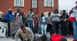 Tisuće na ulicama Baltimorea zbog smrti crnca, bocama gađali policiju