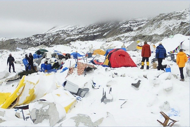U snježnoj lavini u Nepalu nestalo je gotovo 250 osoba