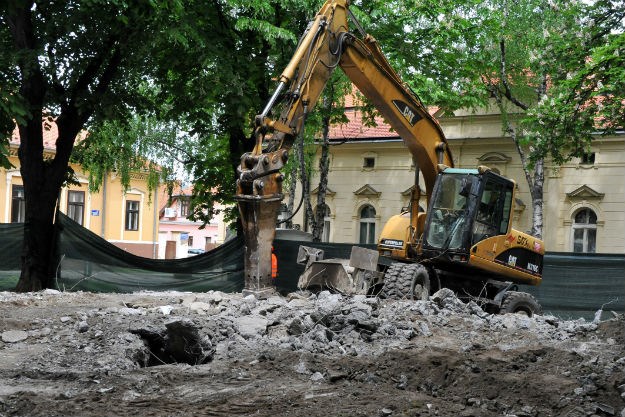 Bageri ruše bespravno sagrađene objekte u Podstrani