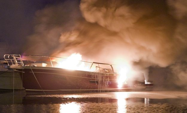 Brodice u lučici na Zvončacu zapaljene, šteta 750 tisuća kuna