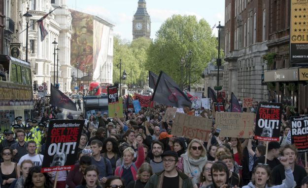 U Londonu dimne bombe i sukobi s policijom: Britanci ljuti zbog Cameronove pobjede i mjera štednje