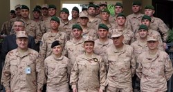 Kolinda se fotografirala s hrvatskim vojnicima u Afganistanu pa pokazala majicu ispod uniforme
