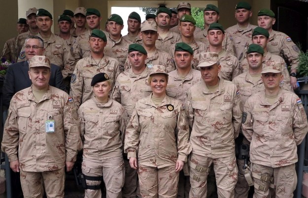 Kolinda se fotografirala s hrvatskim vojnicima u Afganistanu pa pokazala majicu ispod uniforme