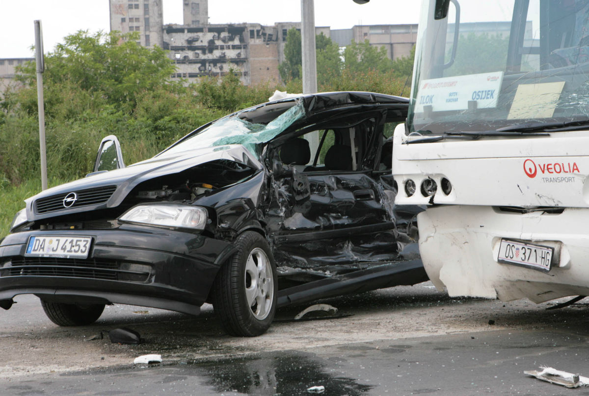 72-godišnjak se autom zabio u autobus u Slavoniji i poginuo