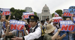 Tisuće Japanaca formiralo ljudski lanac u prosvjedu protiv nove američke vojne baze