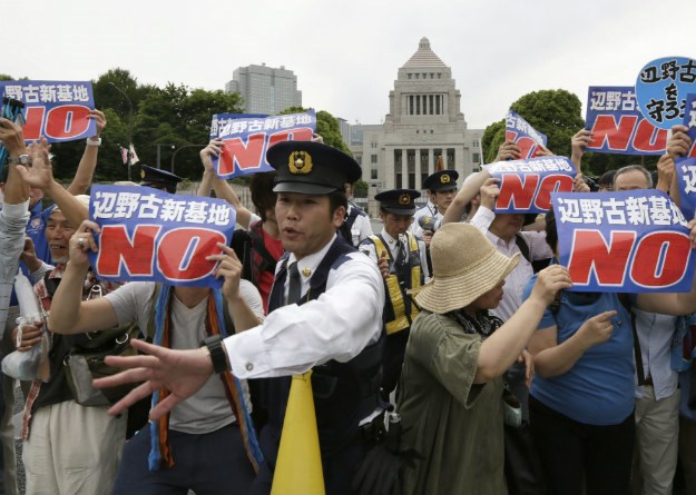 Tisuće Japanaca formiralo ljudski lanac u prosvjedu protiv nove američke vojne baze