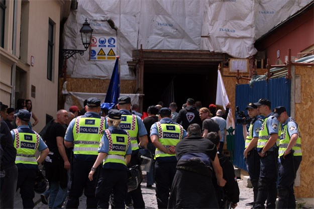 Zagrebačka policija: 15 osoba je napustilo crkvu, traje istraga oko plinskh boca na Savskoj