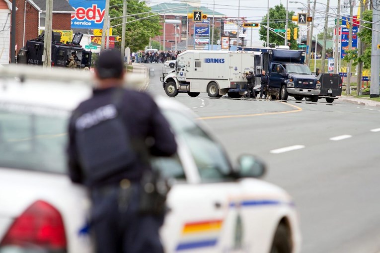 Somalski izbjeglica u Kanadi policajca napao nožem pa se autom zabio u prolaznike