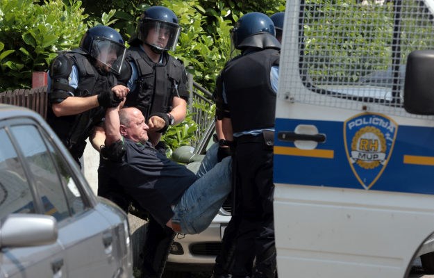Deložacija nije zaustavljena, policija iznijela aktiviste: "Ramena ste mi slomili, životinje jedne!"