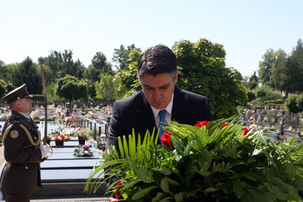 Dok su Kolinda, Leko i Bandić bili na misi, Milanović je došao položiti vijence na Mirogoj