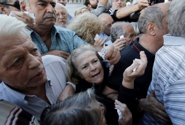 Kaos u Grčkoj: Umirovljenici se tukli pred bankama