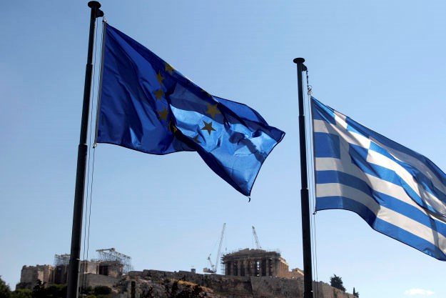 Europskoj uniji, zbog pomaganja Grčkoj, S&P snizio izglede rejtinga sa stabilnih na negativne