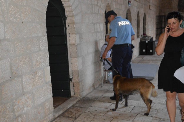 Policija osiguravala probu predstave "Elementarne čestice" u Dubrovniku