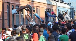 Dramatične fotografije iz Makedonije: Migranti se guraju u pretrpani vlak prema EU