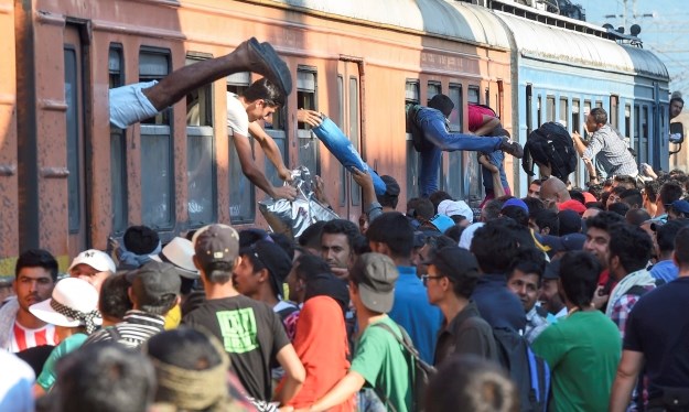 Krizno stanje u Calaisu: Preko 2000 migranata pokušalo upasti u Veliku Britaniju kroz Eurotunnel