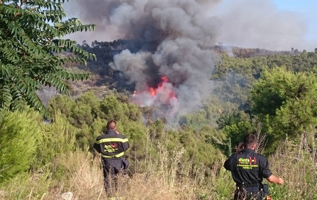 Kuće obranjene: Požar kod Žrnovnice pod nadzorom, izgorjelo 15 hektara raslinja i borove šume
