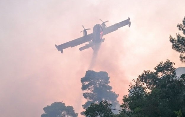 Požar kod Drniša gasi sedam aviona, vatra zaprijetila i vojnom skladištu