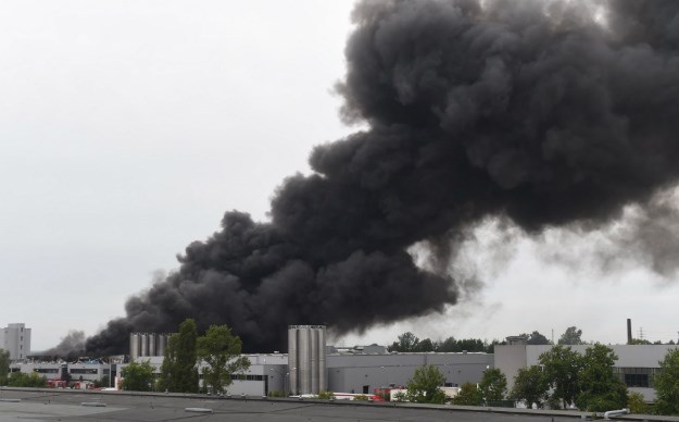 Veliki požar u poljskoj tvornici plastike, na terenu 20 vatrogasnih vozila