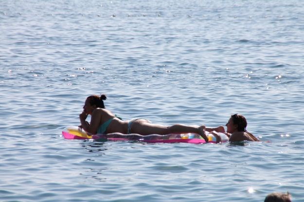 Turisti preplavili plaže: U ostatku Hrvatske možda je jesen, ali u Makarskoj i dalje prži sunce