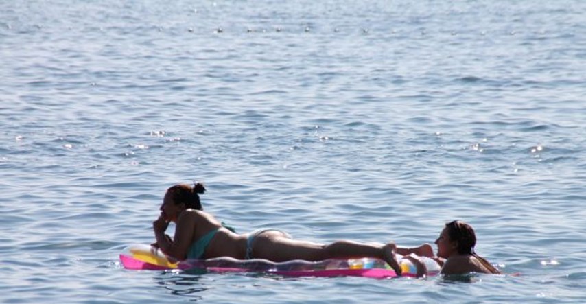 Turisti preplavili plaže: U ostatku Hrvatske možda je jesen, ali u Makarskoj i dalje prži sunce