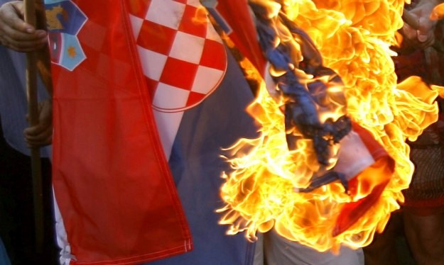Mladi Vinkovčani u zatvoru: Policija uhapsila mladiće koji su zapalili hrvatsku zastavu
