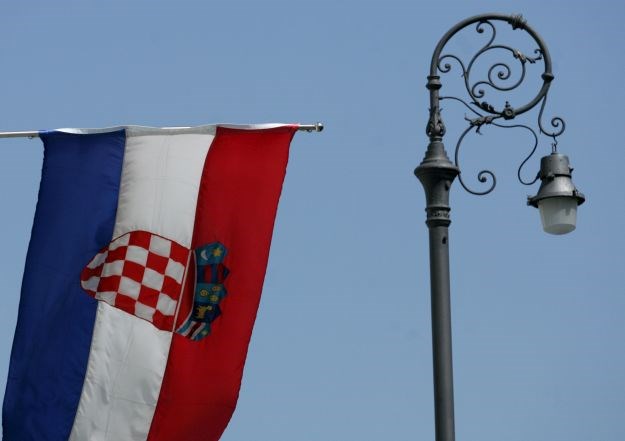 Pored dječjeg igrališta u Vinkovcima zapaljena hrvatska zastava