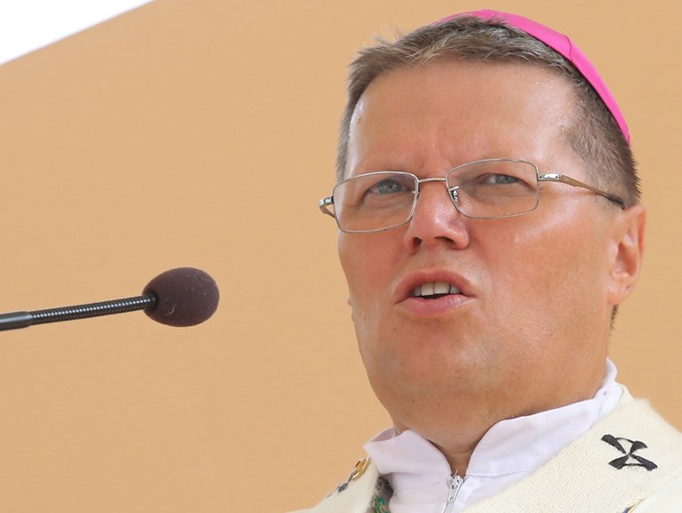 Đakovački nadbiskup: Treba osuditi svećenika koji je dijete izdvojio kao šugavo, molim roditelje za oprost