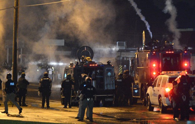 Policija upucala 18-godišnjaka tijekom prosvjeda zbog ubijenog crnca u Fergusonu