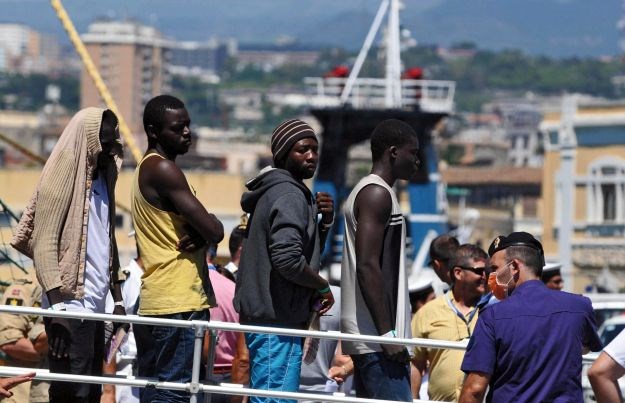 Uhićeni šverceri krivi za smrt 52 migranta: Napadali ih noževima dok su se borili za zrak