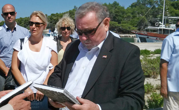 Kolindin savjetnik Šeks tvrdi da izbori moraju biti do 6. prosinca, ministri ga ismijali