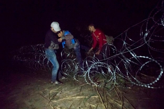 Mađarska policija prisilila novinara da izbriše snimku na kojoj policijski pas napada izbjeglice