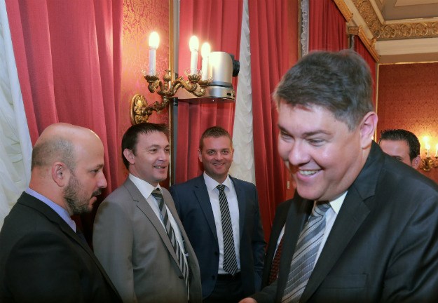 Za narod ili svoj džep? Odlukom o švicarcima Lalovac i Jakovina osobno uštedjeli stotine tisuća