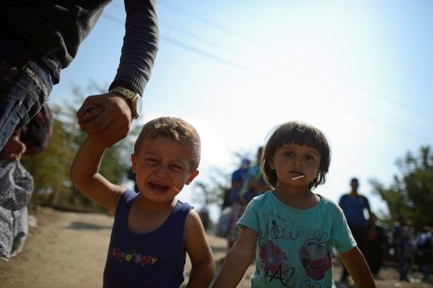 Potresne fotografije: Broj izbjeglica na mađarskoj granici veći no ikad, prebjeglo i 698 djece