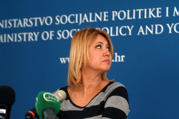 Dok se ministrica Opačić hvalila u Gunji, mladež HDZ-a prosvjedovala