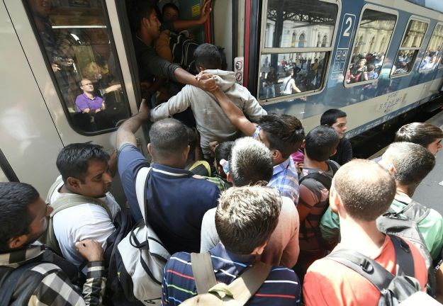 Interventna policija zaustavila vlak u Mađarskoj, izbjeglice u očaju vikali "ne logor, ne logor"