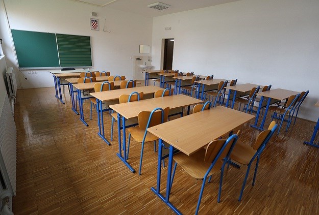 U učionici u Segetu Donjem pao strop dok su učenici bili na velikom odmoru u dvorištu