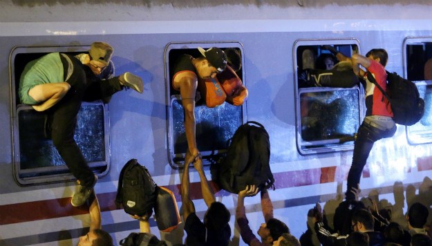 Policija: Migranti iskočili iz vlaka, ali laž je da su činili kaznena djela
