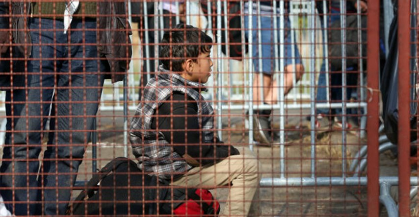 Nečuveno: Izbjeglička siročad na Kosu zatočena u "srednjovjekovnim" ćelijama, u odurnim uvjetima