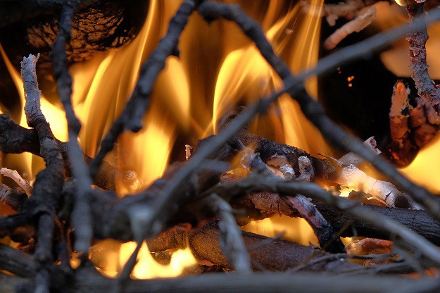 Starica ložila vatru, upala u plamen i potpuno izgorjela