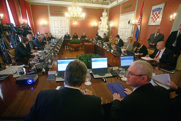 Plaće Ustavnog suda i projekcije HNB-a glavne teme na današnjoj sjednici Vlade