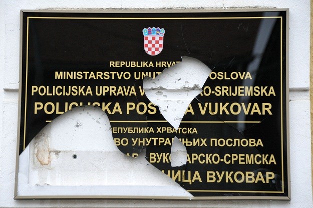 Ponovno razbijena dvojezična ploča na zgradi vukovarske policije