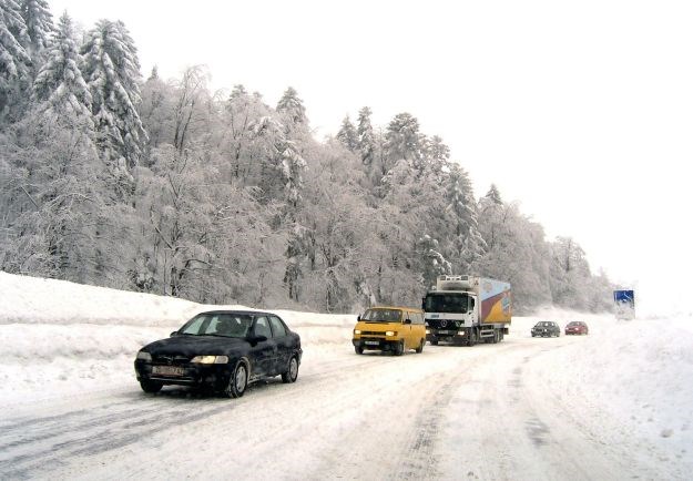 Upozorenje vozačima: Zimski uvjeti na cestama, pripremite opremu i usporite!