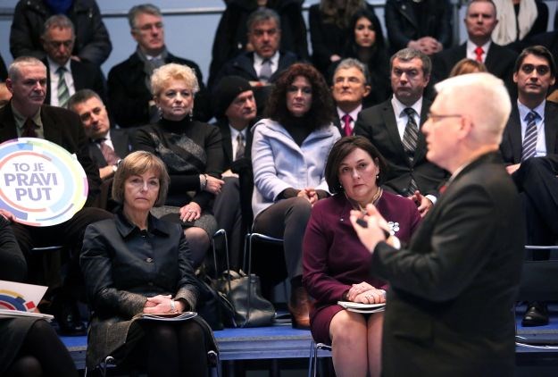 Josipović o zrakoplovu za Pusić: Da,  ali je i Grabar Kitarović koristila službeni auto za privatne svrhe